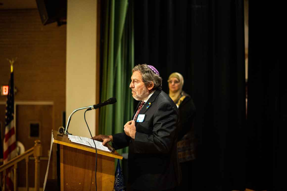 Rabbi Victor Urecki accepts the Sid Bell Memorial Award 